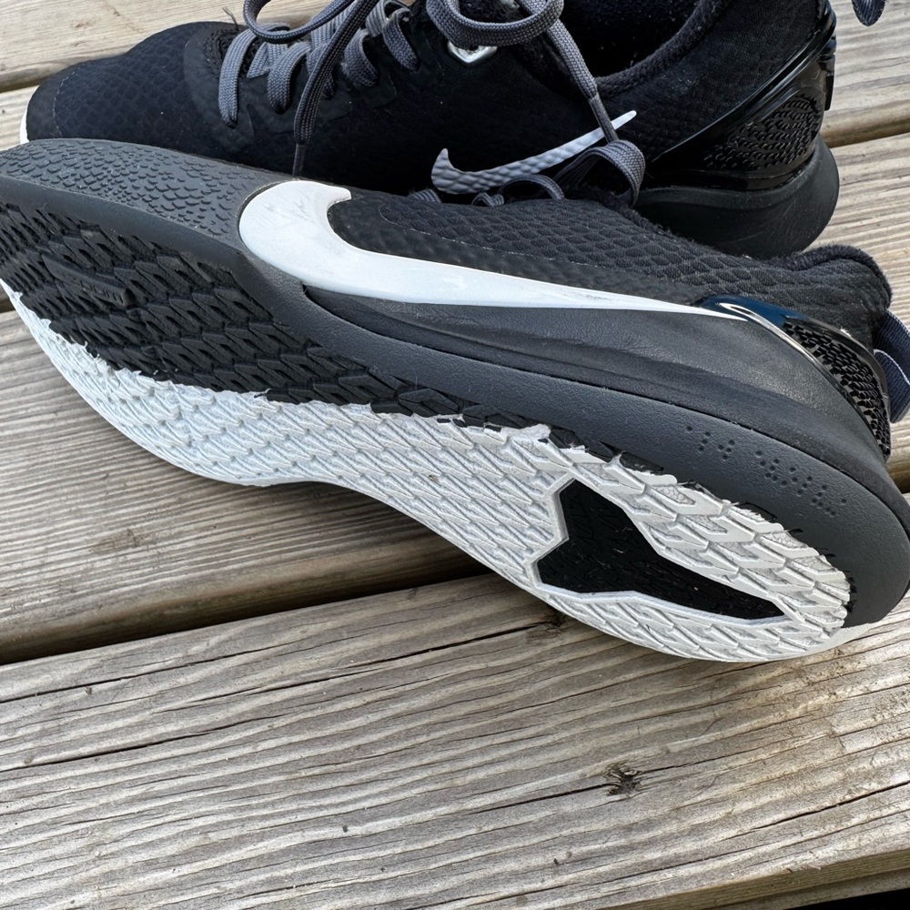 Pre-owned in very good condition women’s Nike grey @ black athletic tennis shoes